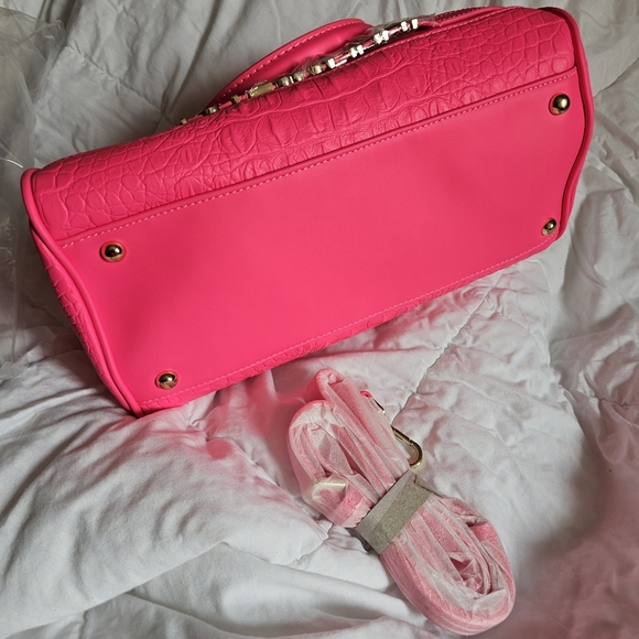 Tote&Carry Vegan Leather Crocodile purse - Picture 5 of 5